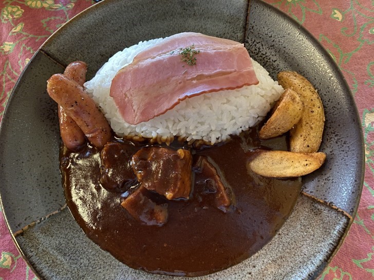 B Brown ビーブラウン のカレーとコーヒーの組み合わせが最高すぎて もう 旭川市 裸電球ぶら下げて