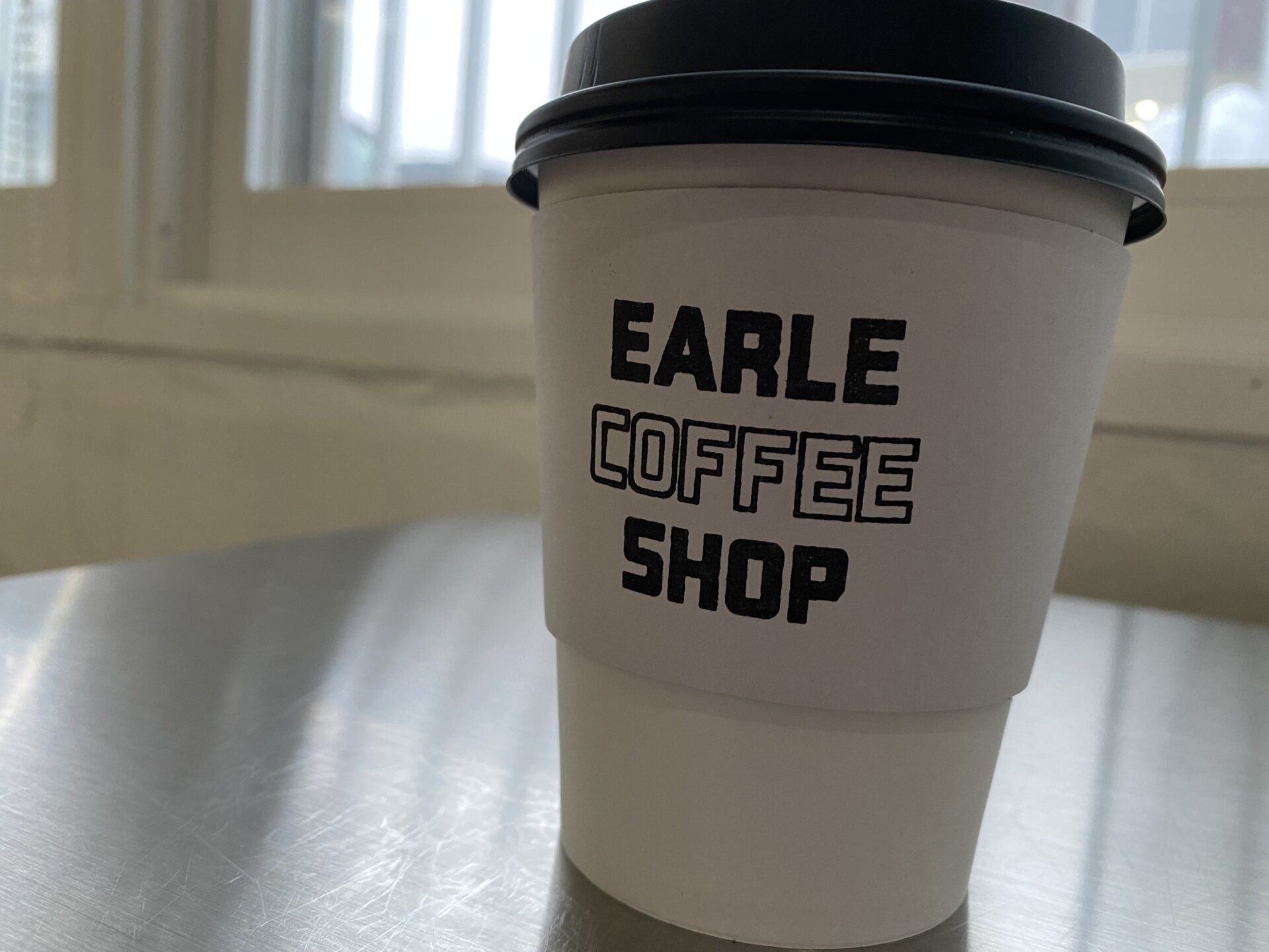 病院を改装したオシャレカフェ Earle Coffe Shop アールコーヒーショップで読書なんていかが 旭川市 裸電球ぶら下げて